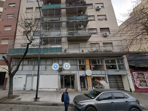 Cochera sobre Av. Jujuy.