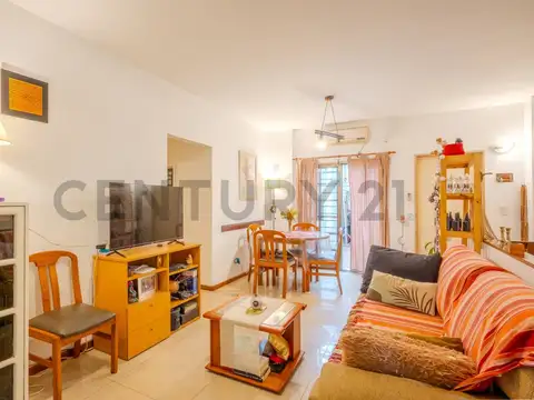 VENTA PH 3 1/2 AMB. Y PATIO TIPO CASA EN MONTE CASTRO. EVALÚA PERMUTA. APTO CRÉDITO