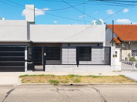 Venta casa 4 ambientes con jardín y garaje en Haedo.