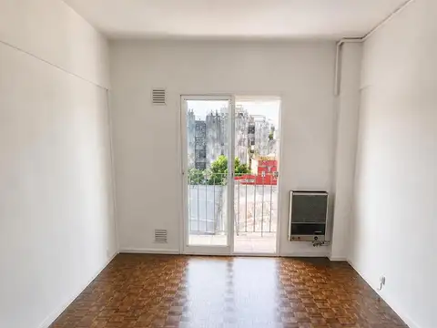 Monoambiente con balcón y vista abierta – Excelente ubicación en San Cristóbal