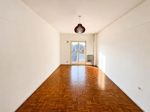 Monoambiente con balcón y vista abierta – Excelente ubicación en San Cristóbal