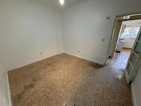 Departamento tipo casa con frente a Av. Gral Paz. Apto prof