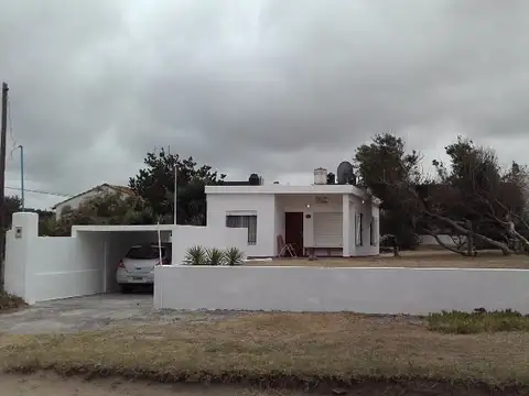 Las Toninas " Casa de veraneo a media cuadra del mar"  extenso terreno con posibilidad de desarrollo
