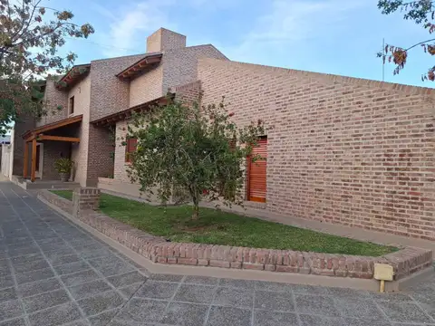 Casa en Venta en General Roca, USD 435.000