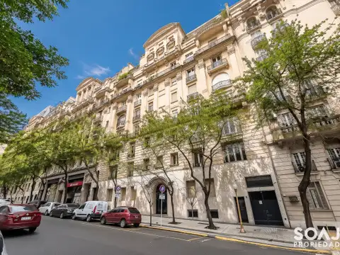Excelente Piso con Cochera en Edificio Estrugamou