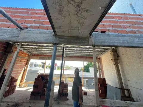 Cochera en construcción - en barrio Candioti Norte