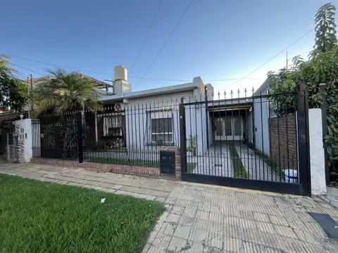 Casa 4 amb con fondo libre, pileta y cochera para 2 autos