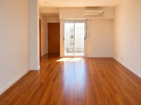 Venta Piso entero de 3 ambientes en Villa Ballester. Con balcón y cochera