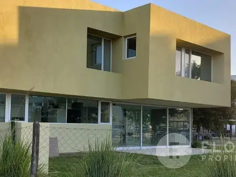 Flores Prop. Vende Casa - Lagoon Pilar