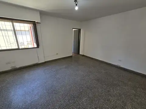 Depto. 4 amb. 2do. Piso x Escalera. Terraza Propia.