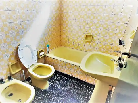 Depto. 4 amb. 2do. Piso x Escalera. Terraza Propia.