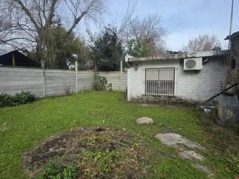 CASA CON LOTE AMPLIO A LA VENTA EN MERLO - BS.AS.
