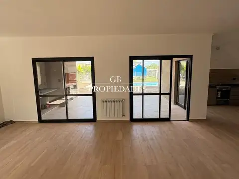 Casa 4 ambientes con 2 baños