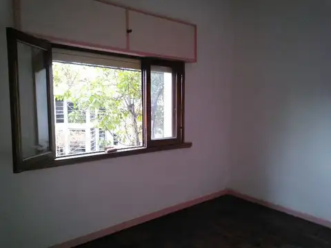 17 e/ 63 y 64 Al Frente, 2 dormitorios, amplio living comedor, baño. Sin Expensas