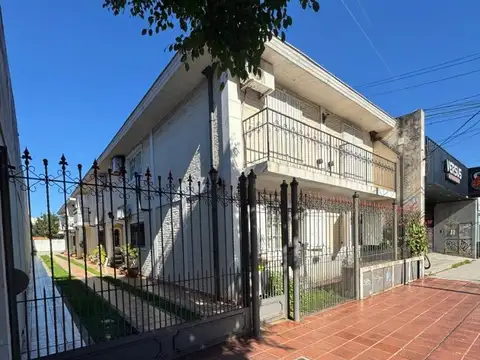 Departamento de 3 Ambientes con Cochera en Lomas de Zamora.