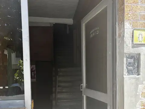 Amplio departamento 3 amb a mts de Av Alberdi!