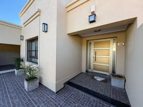 Areco - Alquiler casa impecable 2 hab con jardin