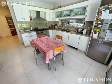 Casa 7 ambientes con 3 baños