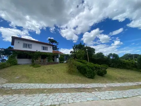 EXCELENTE CASA DE 5 AMBIENTES CON COCHERA DOBLE, QUINCHO Y PISCINA