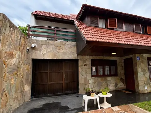 VENTA DE CHALET CON COCHERA CUBIERTA