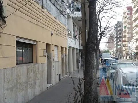 EN ALQUILER CASA EXCLUSIVO USO INSTITUCIONAL/PROFESIONAL/COMERCIAL!! 4 HABITACIONES. CENTRO!!
