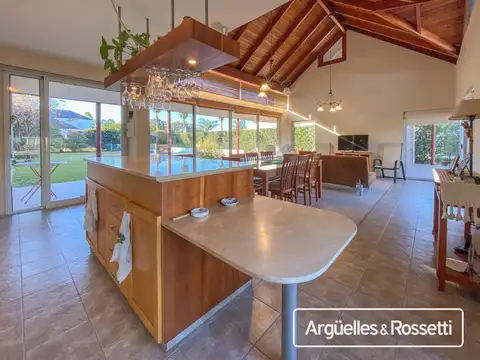 Casa 4 ambientes con 3 baños