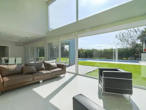 Casa en Venta con 4 cocheras