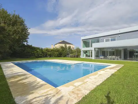 Venta Casa 6 Ambientes en Barrio Haras Santa Maria- Los Robl