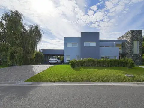 Casa 6 ambientes con 4 baños