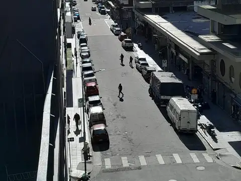 Venta Departamento 2 amb. y dependencia. Balcón al frente y Cochera. Zona Centro