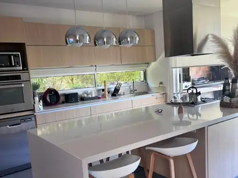 Casa 4 ambientes con 4 baños