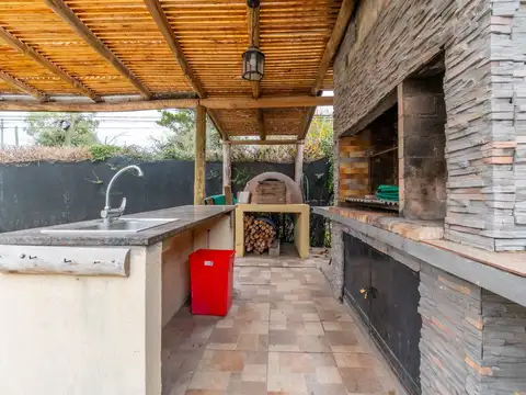 Casa 4 ambientes con 2 baños