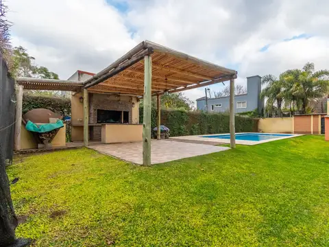 Casa en Venta con 3 cocheras