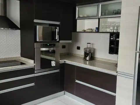 Casa 10 ambientes con 4 baños