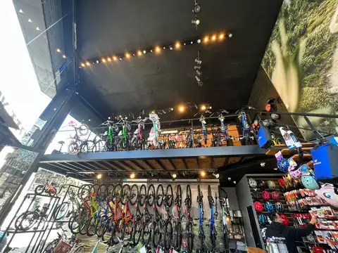 IMPORTANTE ESQUINA EN ALQUILER DE DOBLE ALTURA ZONA OUTLET