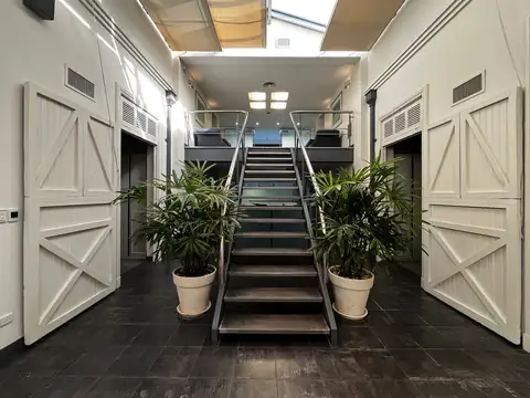 Oficina 9 ambientes con 4 baños