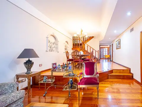 Casa en Venta con 2 cocheras