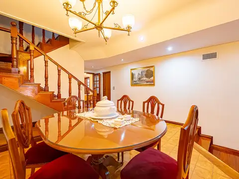 Casa 8 ambientes con 4 baños