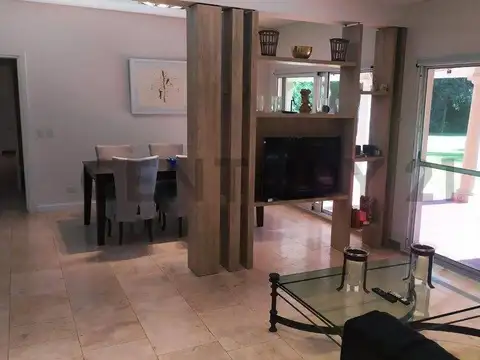 Casa en Alquiler con 2 cocheras