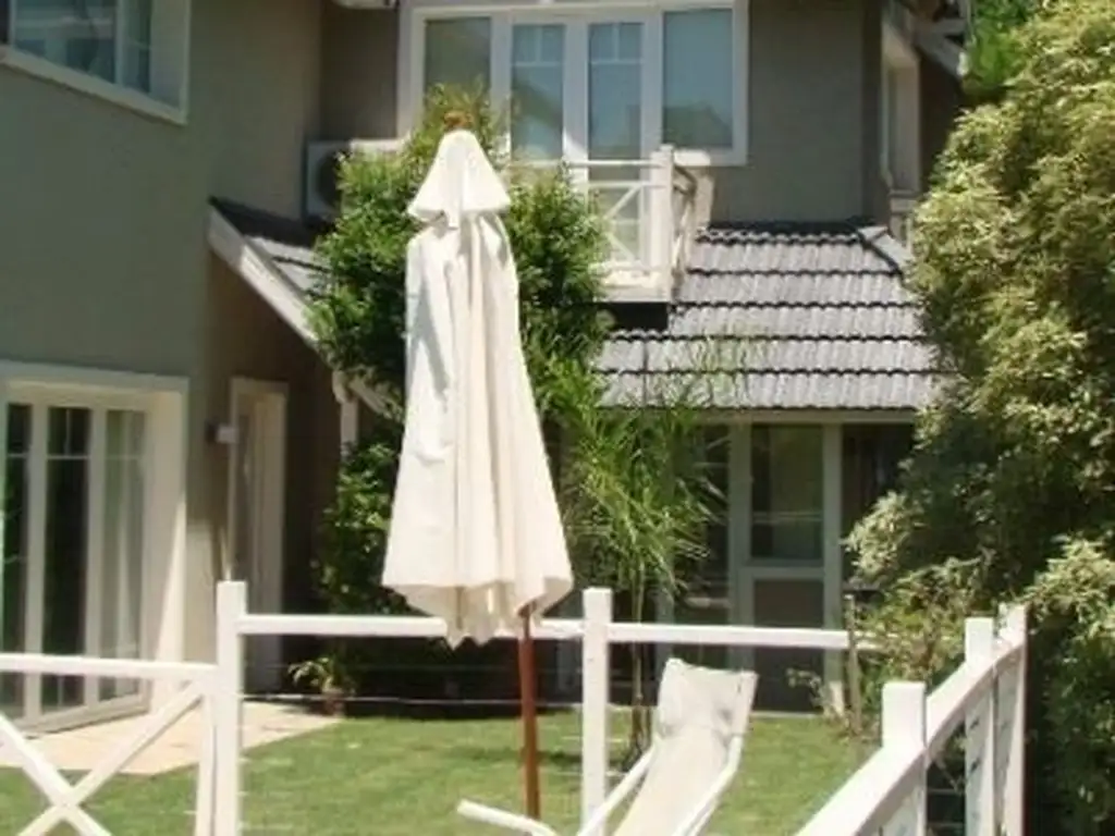 Casa en Venta - 3 dormitorios - USD 460.000