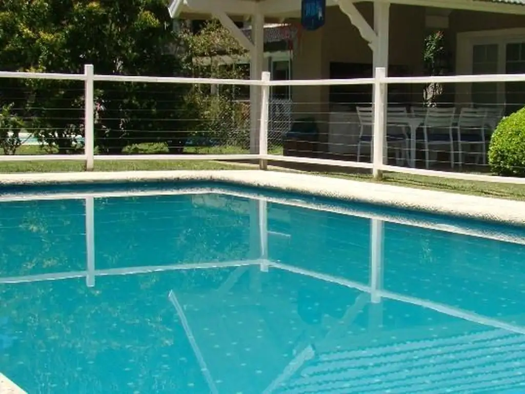 Casa - 250  m² Cubierta | 3 dormitorios | 3 baños | 4 ambientes | 1 toilette | 850  m² Construible