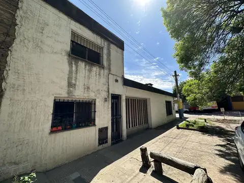 Casa, locales comerciales y galpón a 100 mts Av. Uriburu
