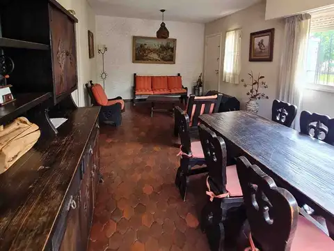 Casa 5 ambientes con 2 baños