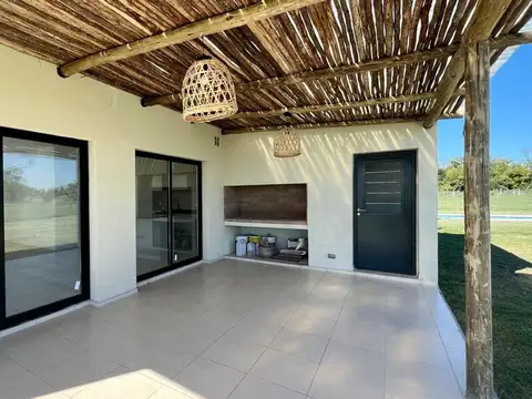 Casa 4 ambientes con 2 baños