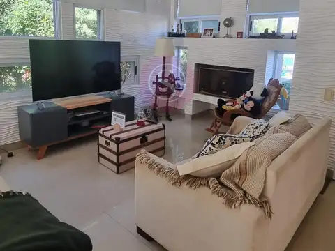 Casa 4 ambientes con 3 baños