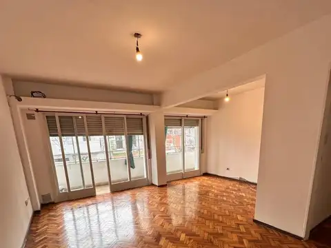 Sarmiento 1417 1° Piso Al Frente Dos Dormitorios 