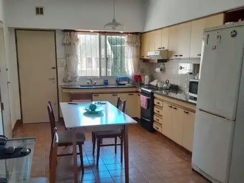 Casa de 5 amb. con garaje en venta | Berazategui