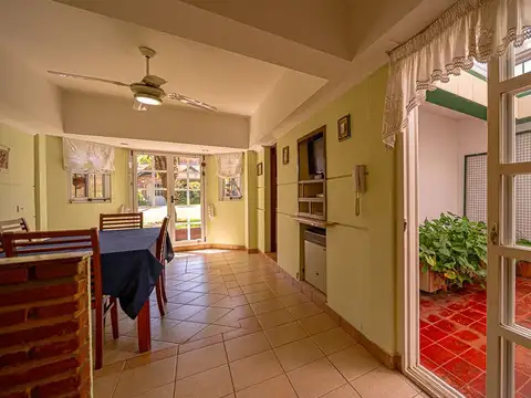 Casa en Venta con 3 cocheras