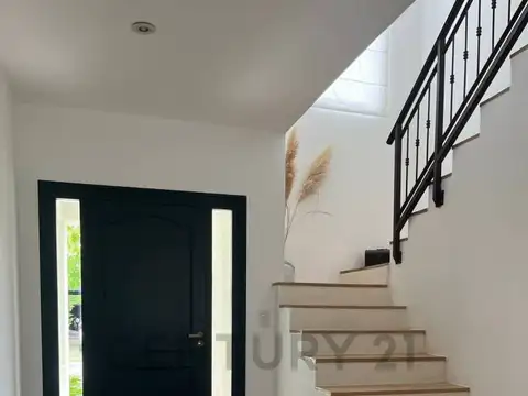 Casa en Alquiler con 2 cocheras