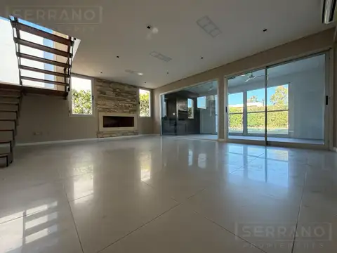 Casa en Alquiler con 2 cocheras